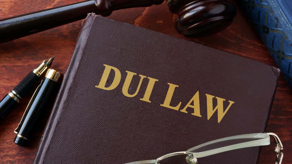 DUI law book next to gavel depicting cannabis dui and dwi laws in Maryland